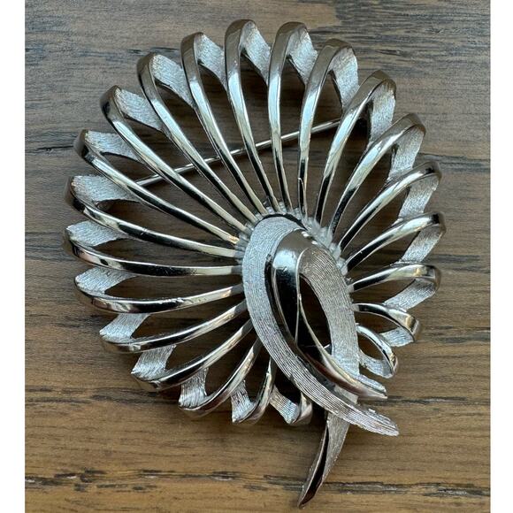 Trifari VTG Brushed Silver Tone Fan Peacock Brooch Pin Signed - Picture 1 of 5